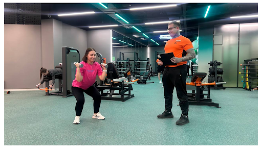 Тренер Spirit. Fitness составляет тренировочный план для девушки, которая впервые пришла в зал &ndash; 4